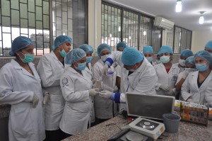 Estudiantes de la carrera de Bioquímica y Farmacia haciendo prácticas en uno de los laboratorios de la Unidad Académica de Ciencias Químicas y de la Salud.
