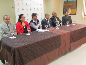 (i) Carlos Guevara, Técnico CEAACES; Ing. Amarilis Borja, Vicerrectora Académica; Ernesto Muela; Técnico CEAACES; Ing. César Quezada Abad, Rector; Soc. Ramiro Ordoñez, Vicerrector Administrativo, y el Ing. Wilson Rojas, Director de Evaluación Interna y Gestión de Calidad, en el inicio de la evaluación acreditación y recategorización de la Universidad Técnica de Machala.